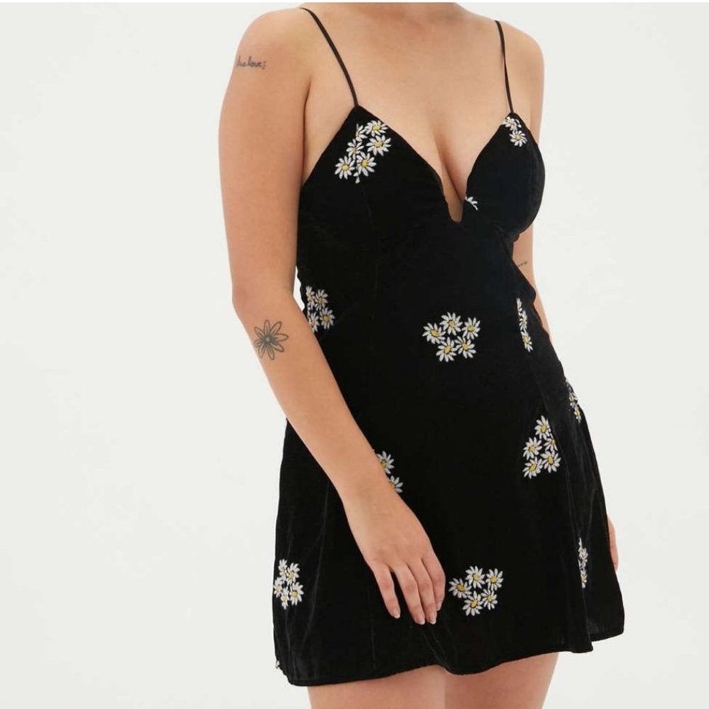 Urban Outfitters Ginger Velvet Daisy Embroidered
Black Velvet Corset Mini Dress - Picture 1 of 13